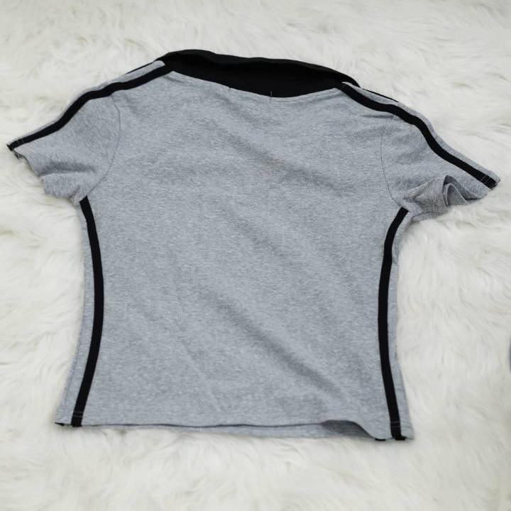 The 'Zerocircle' Collared Athletic Crop Tee in Heather Gray - Image 3
